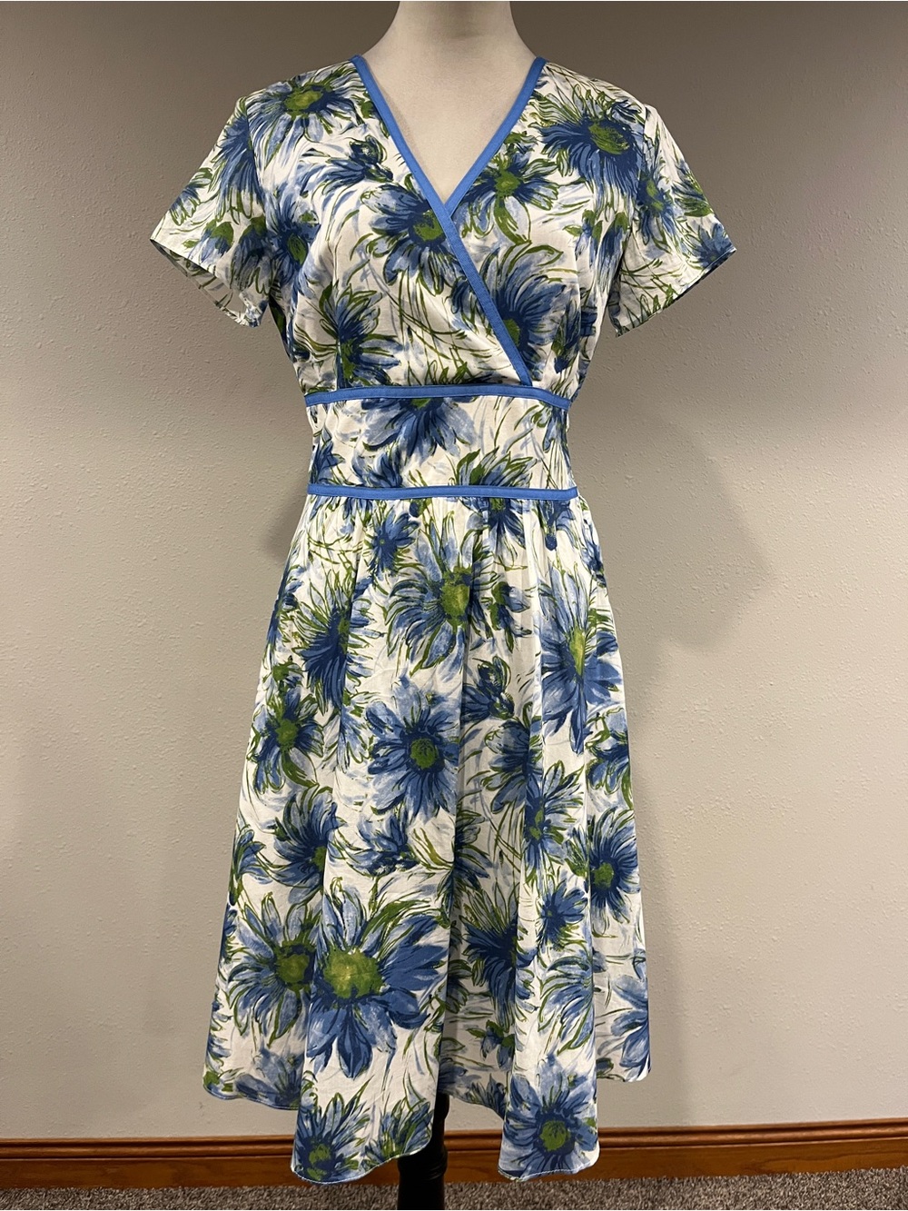 Coldwater Creek Floral Blue & White fake Wrap-Front short sleeves Dress size 8
